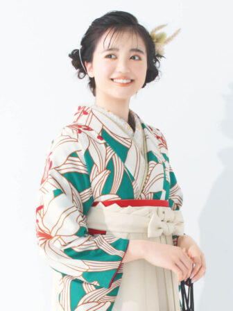 着物と袴のレンタルセット商品画像。袴はオフ色。着物は緑色。百合柄のデザイン。上半身アップ画像。