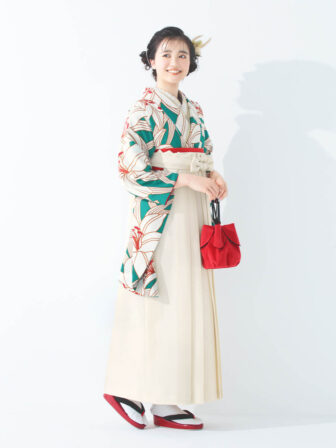 着物と袴のレンタルセット商品画像。袴はオフ色。着物は緑色。百合柄のデザイン。