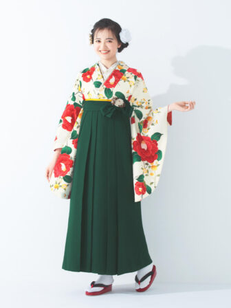 着物と袴のレンタルセット商品画像。袴は緑色。着物はオフ色。乙女椿柄のデザイン。