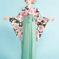 着物と袴のレンタルセット商品画像。袴はミントグリーン色。着物は黒色。梅柄のデザイン。