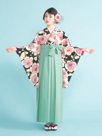 着物と袴のレンタルセット商品画像。袴はミントグリーン色。着物は黒色。梅柄のデザイン。
