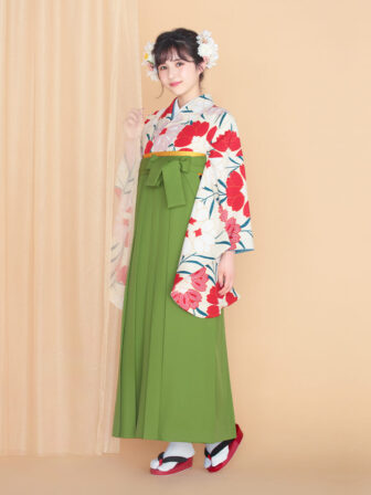 着物と袴のレンタルセット商品画像。袴は抹茶色。着物はオフ色。桜柄のデザイン。