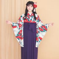 着物と袴のレンタルセット商品画像。袴は紫色。着物はベージュ色。梅椿柄のデザイン。