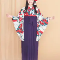 着物と袴のレンタルセット商品画像。袴は紫色。着物はベージュ色。梅椿柄のデザイン。