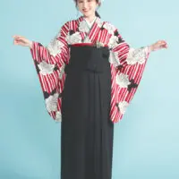 着物と袴のレンタルセット商品画像。袴は黒色。着物はオフ色。縞バラ柄のデザイン。