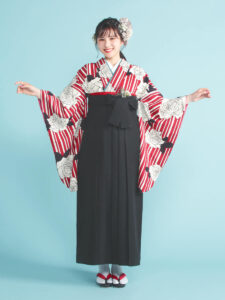 着物と袴のレンタルセット商品画像。袴は黒色。着物はオフ色。縞バラ柄のデザイン。