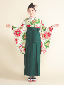 着物と袴のレンタルセット商品画像。袴は緑色。着物は緑色。菊菱柄のデザイン。
