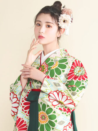 着物と袴のレンタルセット商品画像。袴は緑色。着物は緑色。菊菱柄のデザイン。上半身アップ画像。