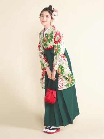 着物と袴のレンタルセット商品画像。袴は緑色。着物は緑色。菊菱柄のデザイン。