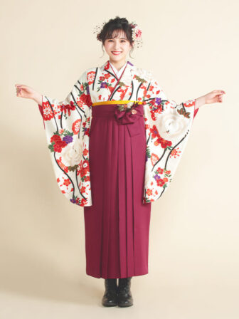 着物と袴のレンタルセット商品画像。袴はえんじ色。着物はオフ色。たてわく鶴柄のデザイン。