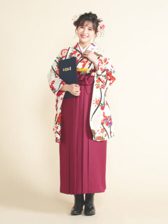 着物と袴のレンタルセット商品画像。袴はえんじ色。着物はオフ色。たてわく鶴柄のデザイン。