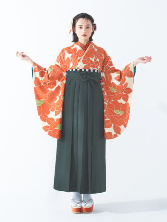 着物と袴のレンタルセット商品画像。袴はブルーグレー色。着物はオレンジ色。椿柄のデザイン。