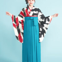 着物と袴のレンタルセット商品画像。袴はターコイズ色。着物はオフ色。烏×矢羽根柄のデザイン。