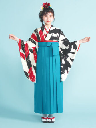 着物と袴のレンタルセット商品画像。袴はターコイズ色。着物はオフ色。烏×矢羽根柄のデザイン。
