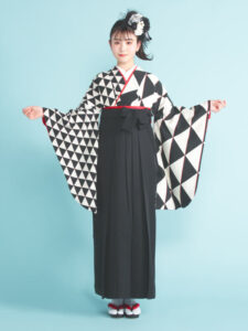 着物と袴のレンタルセット商品画像。袴は黒色。着物は片身替り/黒色。ウロコ柄のデザイン。