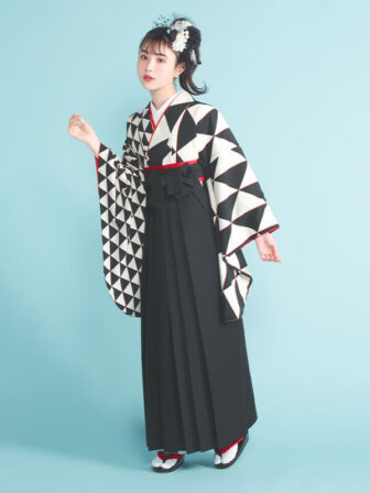 着物と袴のレンタルセット商品画像。袴は黒色。着物は片身替り/黒色。ウロコ柄のデザイン。