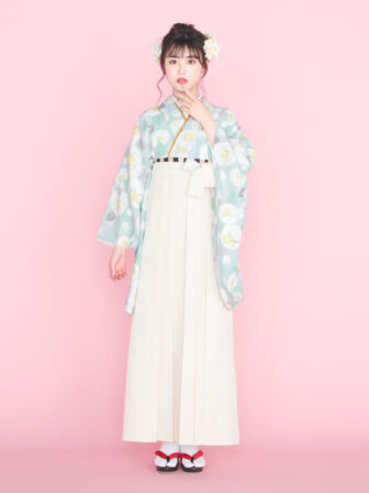 着物と袴のレンタルセット商品画像。袴はオフ色。着物は水色。りんご椿柄のデザイン。