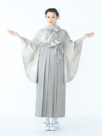 着物と袴のレンタルセット商品画像。袴はグレー色。着物はグレー色。糸目菊柄のデザイン。