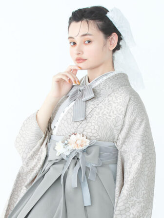 着物と袴のレンタルセット商品画像。袴はグレー色。着物はグレー色。糸目菊柄のデザイン。上半身アップ画像。