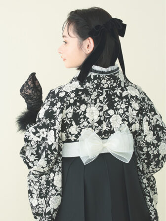 着物と袴のレンタルセット商品画像。袴は黒色。着物は黒色。プチフルール柄のデザイン。上半身アップ画像。