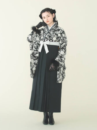 着物と袴のレンタルセット商品画像。袴は黒色。着物は黒色。プチフルール柄のデザイン。