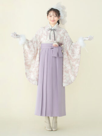 着物と袴のレンタルセット商品画像。袴はラベンダー色。着物はピンク色。プチフルール柄のデザイン。