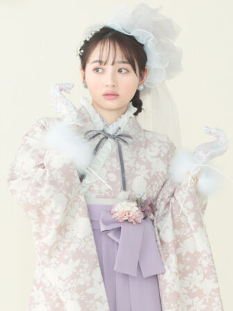 着物と袴のレンタルセット商品画像。袴はラベンダー色。着物はピンク色。プチフルール柄のデザイン。上半身アップ画像。