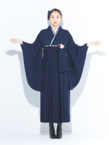 着物と袴のレンタルセット商品画像。袴は紺色。着物は紺色。華亀甲柄のデザイン。