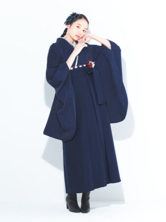 着物と袴のレンタルセット商品画像。袴は紺色。着物は紺色。華亀甲柄のデザイン。