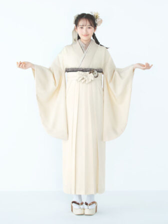 着物と袴のレンタルセット商品画像。袴はオフ色。着物はオフ色。華亀甲柄のデザイン。