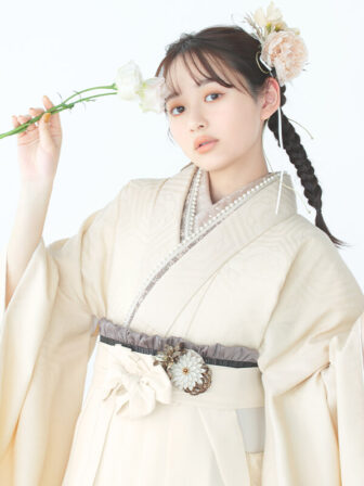 着物と袴のレンタルセット商品画像。袴はオフ色。着物はオフ色。華亀甲柄のデザイン。上半身アップ画像。