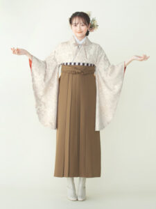 着物と袴のレンタルセット商品画像。袴はブラウン色。着物はバニラ色。牡丹と鉄線柄のデザイン。