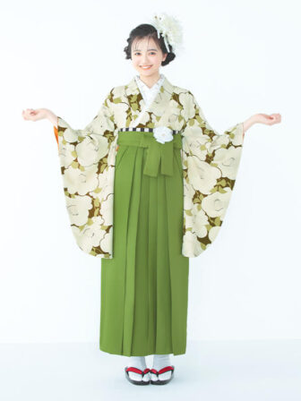 着物と袴のレンタルセット商品画像。袴は抹茶色。着物はオリーブ色。椿づくし柄のデザイン。