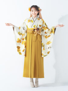 着物と袴のレンタルセット商品画像。袴はカラシ色。着物はカラシ色。アネモネ柄のデザイン。