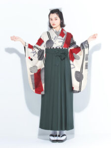 着物と袴のレンタルセット商品画像。袴はブルーグレー色。着物は赤色。蕾花柄のデザイン。