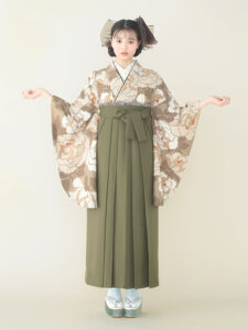 着物と袴のレンタルセット商品画像。袴はカーキ色。着物はカフェオレ色。バラ柄のデザイン。