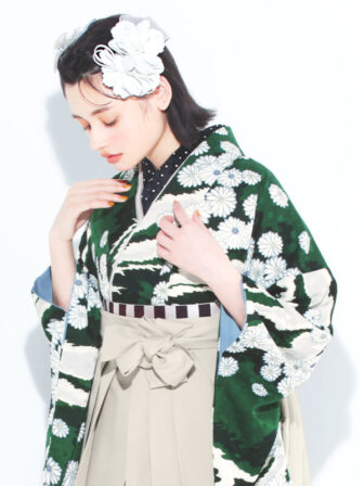 着物と袴のレンタルセット商品画像。袴はアイボリー色。着物は緑色。小菊柄のデザイン。