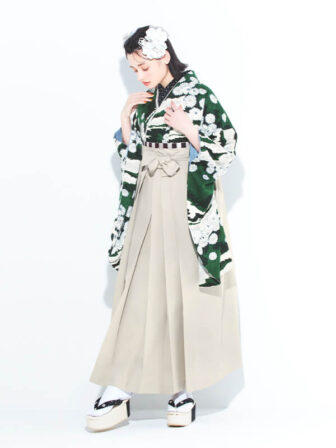 着物と袴のレンタルセット商品画像。袴はアイボリー色。着物は緑色。小菊柄のデザイン。