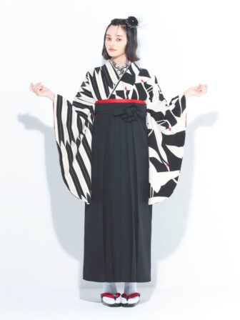 着物と袴のレンタルセット商品画像。袴は黒色。着物は黒色。鶴×矢羽根柄のデザイン。