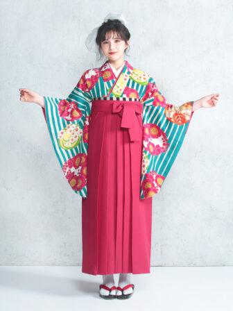 着物と袴のレンタルセット商品画像。袴はピンク色。着物はターコイズ色。縞に花紋柄のデザイン。