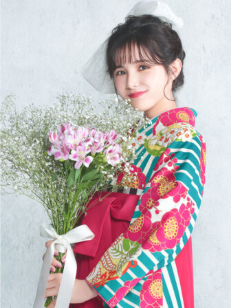 着物と袴のレンタルセット商品画像。袴はピンク色。着物はターコイズ色。縞に花紋柄のデザイン。