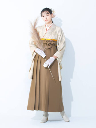 着物と袴のレンタルセット商品画像。袴はブラウン色。着物はキャメル色。糸目菊柄のデザイン。