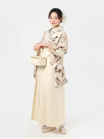 着物と袴のレンタルセット商品画像。袴はオフ色。着物は亜麻色。万寿菊柄のデザイン。