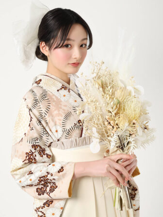 着物と袴のレンタルセット商品画像。袴はオフ色。着物は亜麻色。万寿菊柄のデザイン。上半身アップ画像。