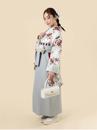 着物と袴のレンタルセット商品画像。袴はグレー色。着物は銀ねず色。鶴に松桜柄のデザイン。