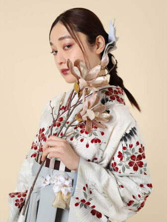 着物と袴のレンタルセット商品画像。袴はグレー色。着物は銀ねず色。鶴に松桜柄のデザイン。上半身アップ画像。