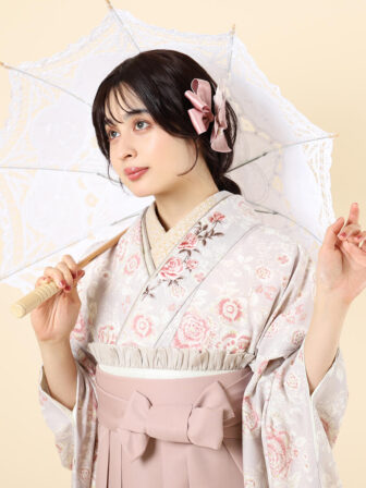 着物と袴のレンタルセット商品画像。袴はモーヴピンク色。着物はダスティローズ色。花鳥レース柄のデザイン。上半身アップ画像。